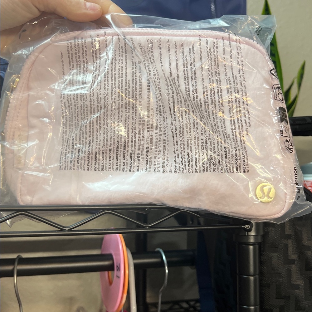 Everywhere Belt Bag 2L NWT With Long Strap Blissful Pink - Picture 2 of 2